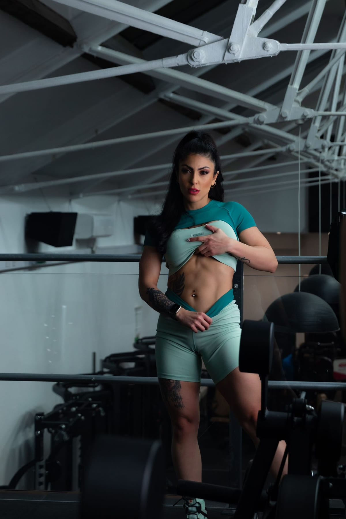 Jeyda Milani holding weight plate